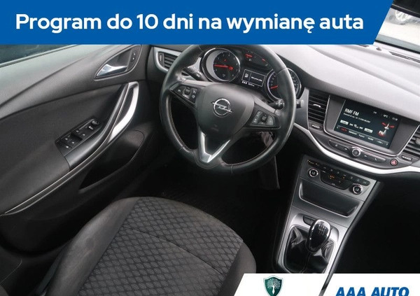 Opel Astra cena 48000 przebieg: 161274, rok produkcji 2017 z Białogard małe 211